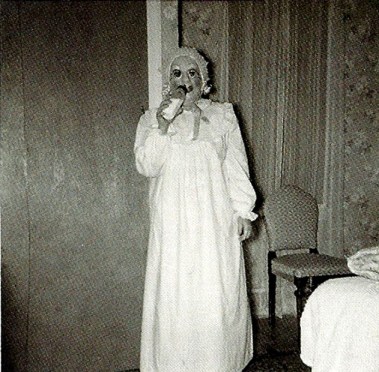 creepy-vintage-halloween-costumes8